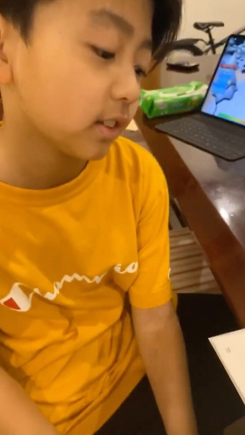 张柏芝10岁儿子开始出汗毛！踏入青春期越来越似