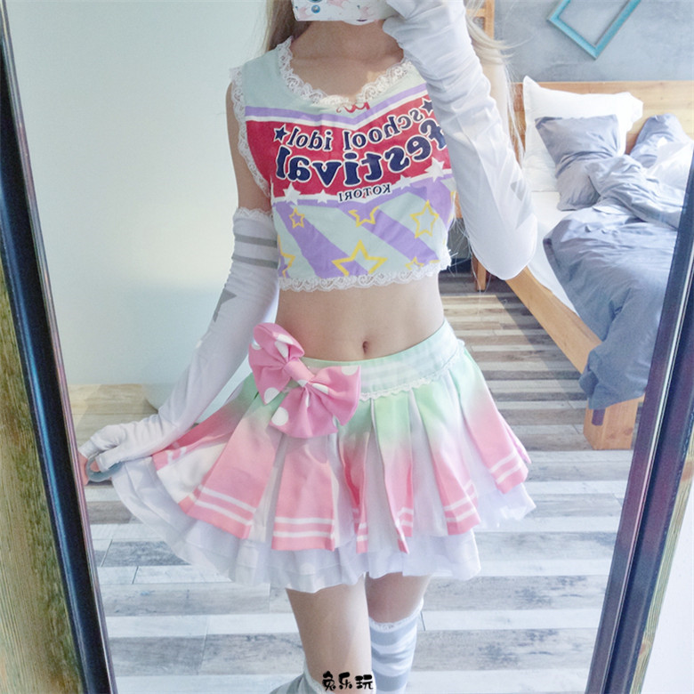 粉红短裙条纹袜，忍不住想咬一口