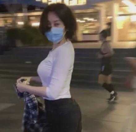 51歲許晴街頭近照曝光，美腿酥胸，身材完爆20歲少女