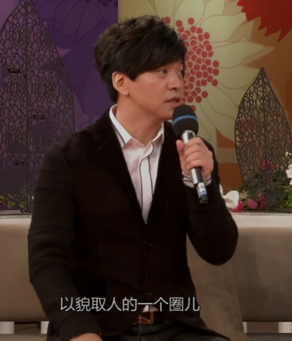 李健唱完就穿上棉袄，行走的段子手也是个真实又理智的人