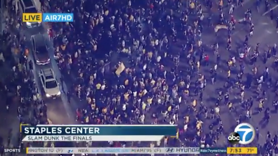 【影片】鍵盤俠皮癢了？湖人奪冠夜，一球迷侮辱Kobe遭集體群毆，23號球迷下手最狠！-黑特籃球-NBA新聞影音圖片分享社區