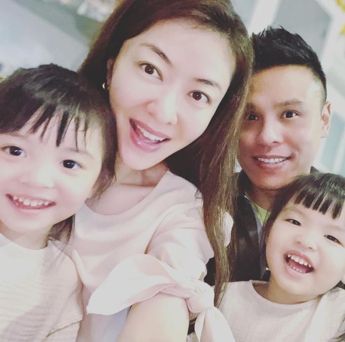 郭可颂晒全家福庆生，高调示爱熊黛林，双胞胎女儿手绘卡片送爸爸