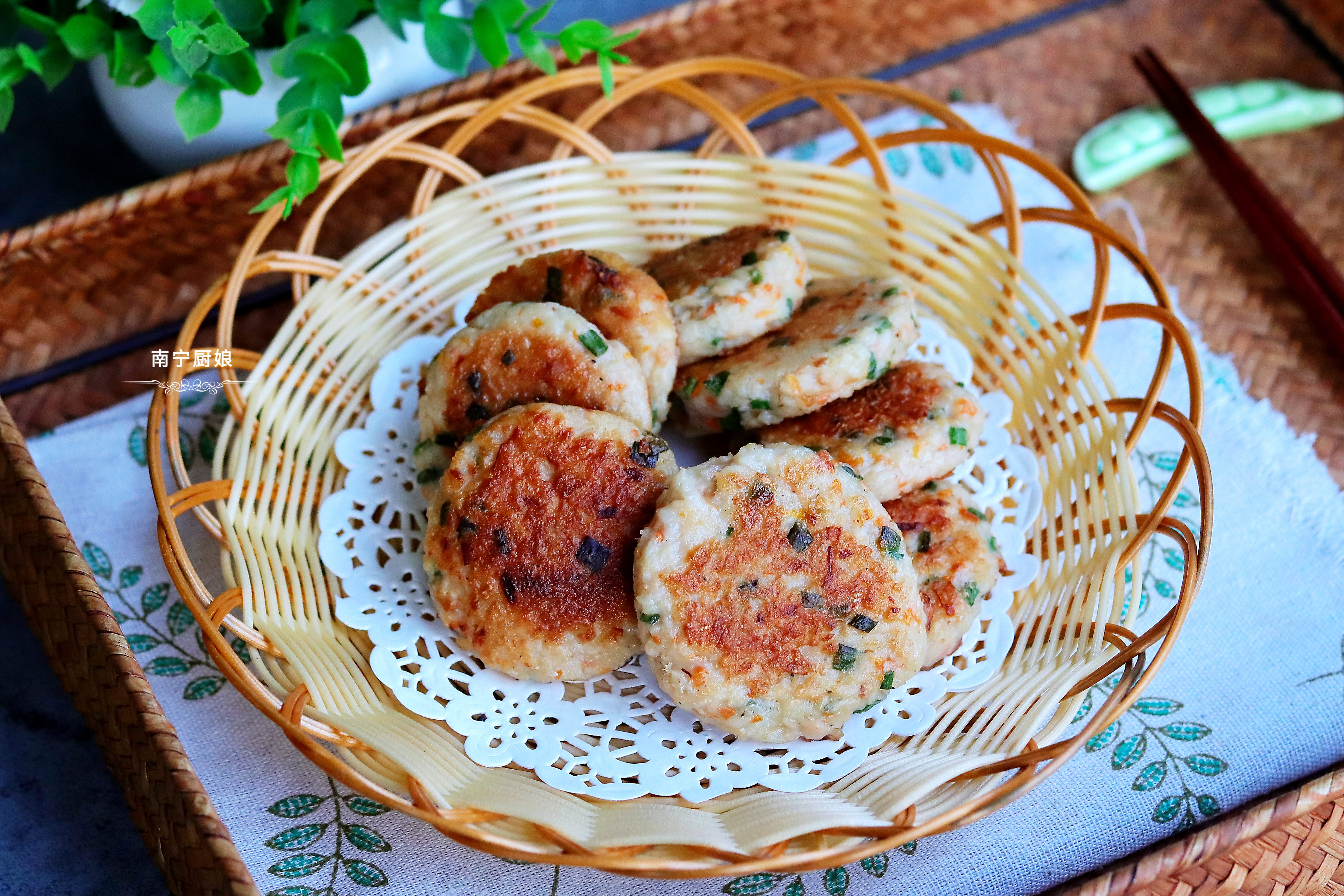 莲藕的最新吃法，不炖不炒，加入鸡蛋面粉拌一拌，出锅家人抢着吃