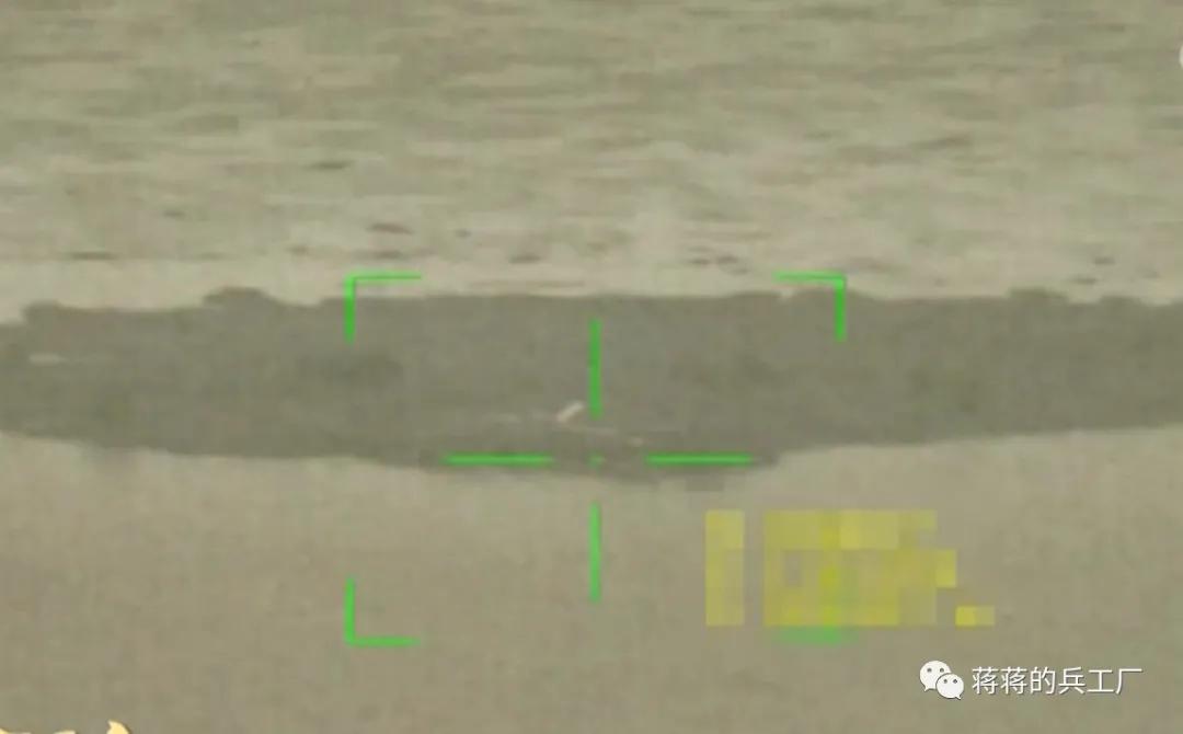 空潜200巡逻机空投航空自导深弹和声呐浮标抓潜艇，数量众多