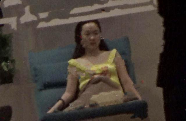 杜江一家三口出门聚餐，霍思燕素颜现身一脸幸福肥，胖出双下巴