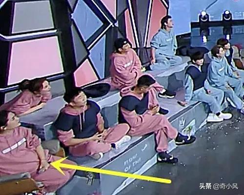 《快本》謝娜肚子大到遮不住，節(jié)目組給特殊安排，黃明昊成受益人