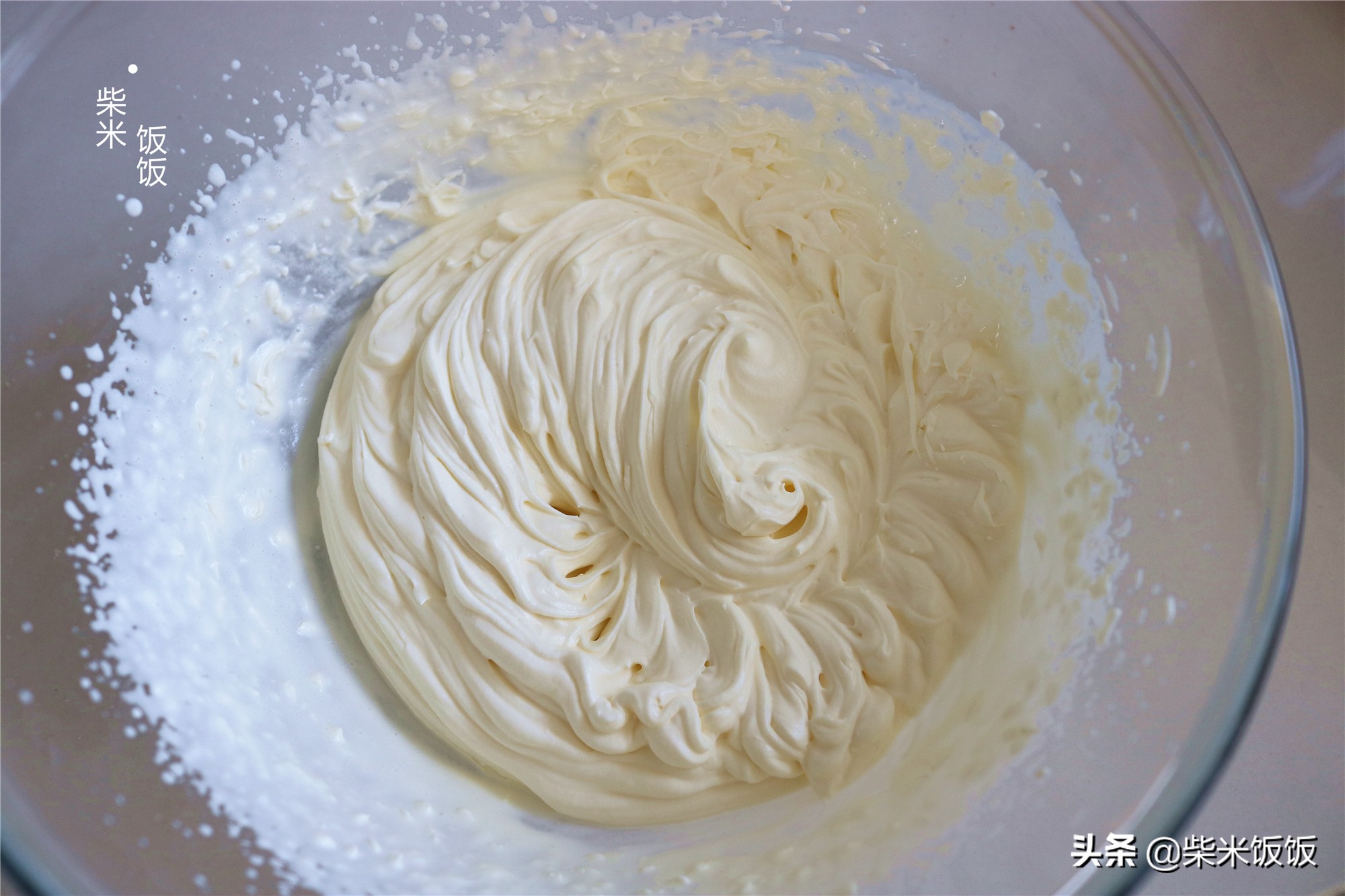 4個雞蛋，一瓶奶油，教你做孩子喜歡的盒子蛋糕，好看又好吃