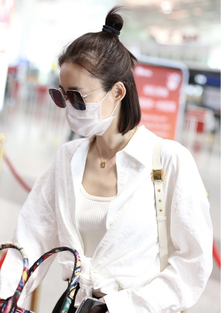 王丽坤真有一套，休闲装的都能“二八分”，但