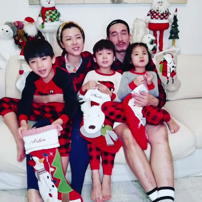 陈茵媺圣诞晒全家福，三个子女“调皮捣蛋”，和陈豪拍合照不容易