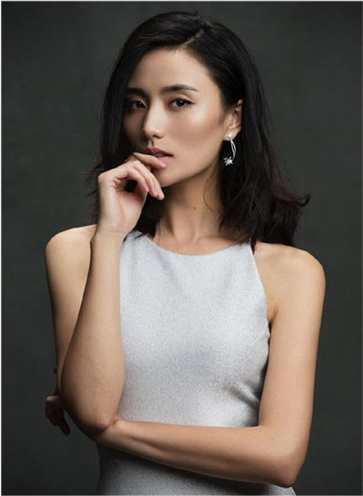 李亚鹏带新女友应酬，席间敬酒合影，这都是以