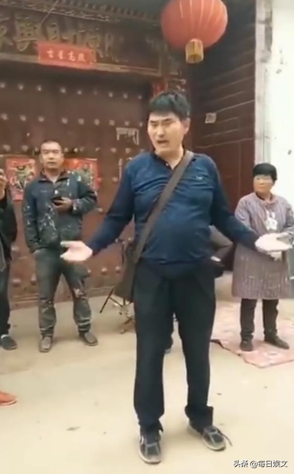“大衣哥”朱之文被老太太堵门“碰瓷”不给钱就不走！给还是不给