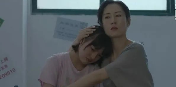 为死去的女儿，寻找神秘恋人