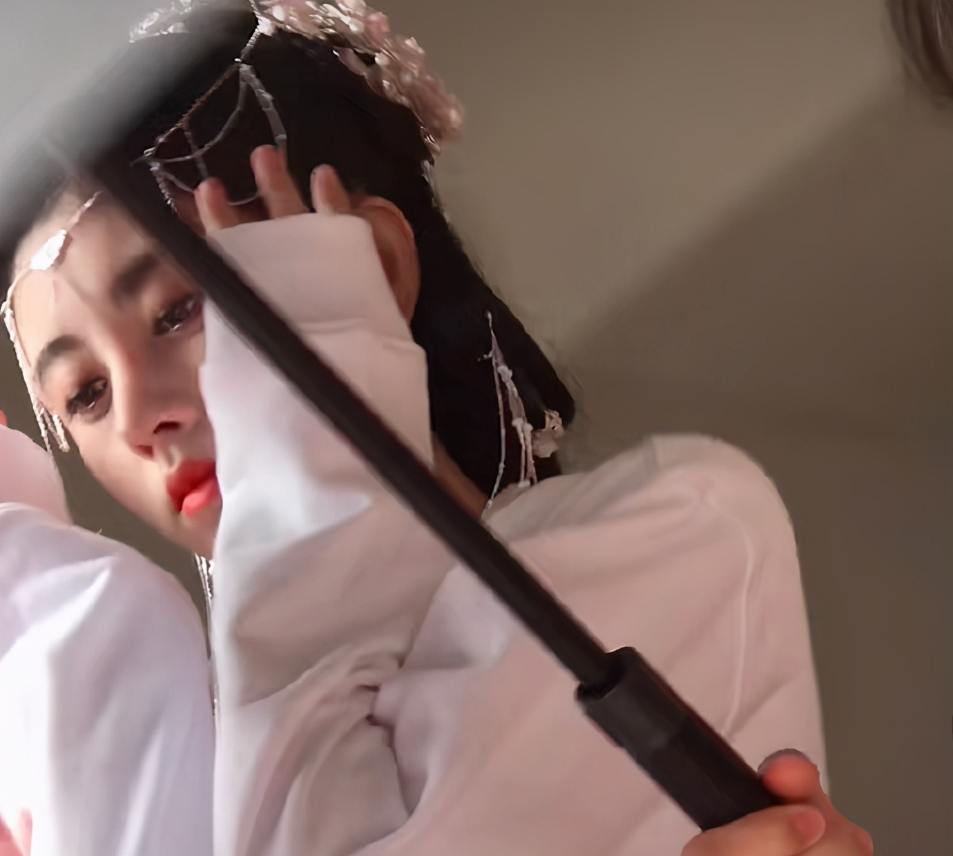 大热小花路透：鞠婧祎造型出彩但粉底厚，赵露思红绿搭配好霸气