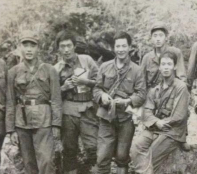他用7发手枪子弹与敌周旋6天，死后遗体被封入水泥，只剩一只头骨