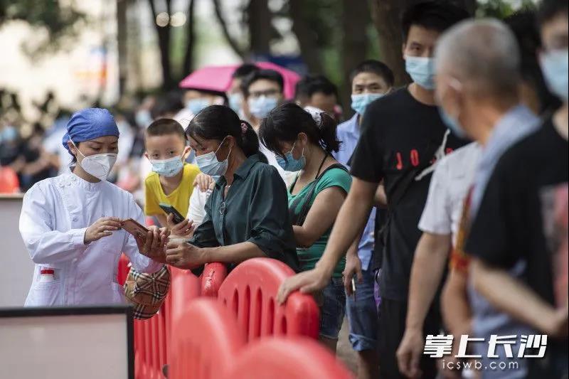 加油，长沙！长沙的街头虽然空了，但是市民心里却是满满的温暖