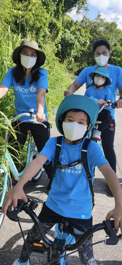 霍启刚郭晶晶甜蜜爱情上热搜，两人带儿子看书展，生活简单却幸福