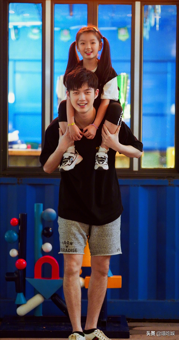 9岁阿拉蕾近照认不出，时隔3年骑董力脖子，你长大了，我也老了