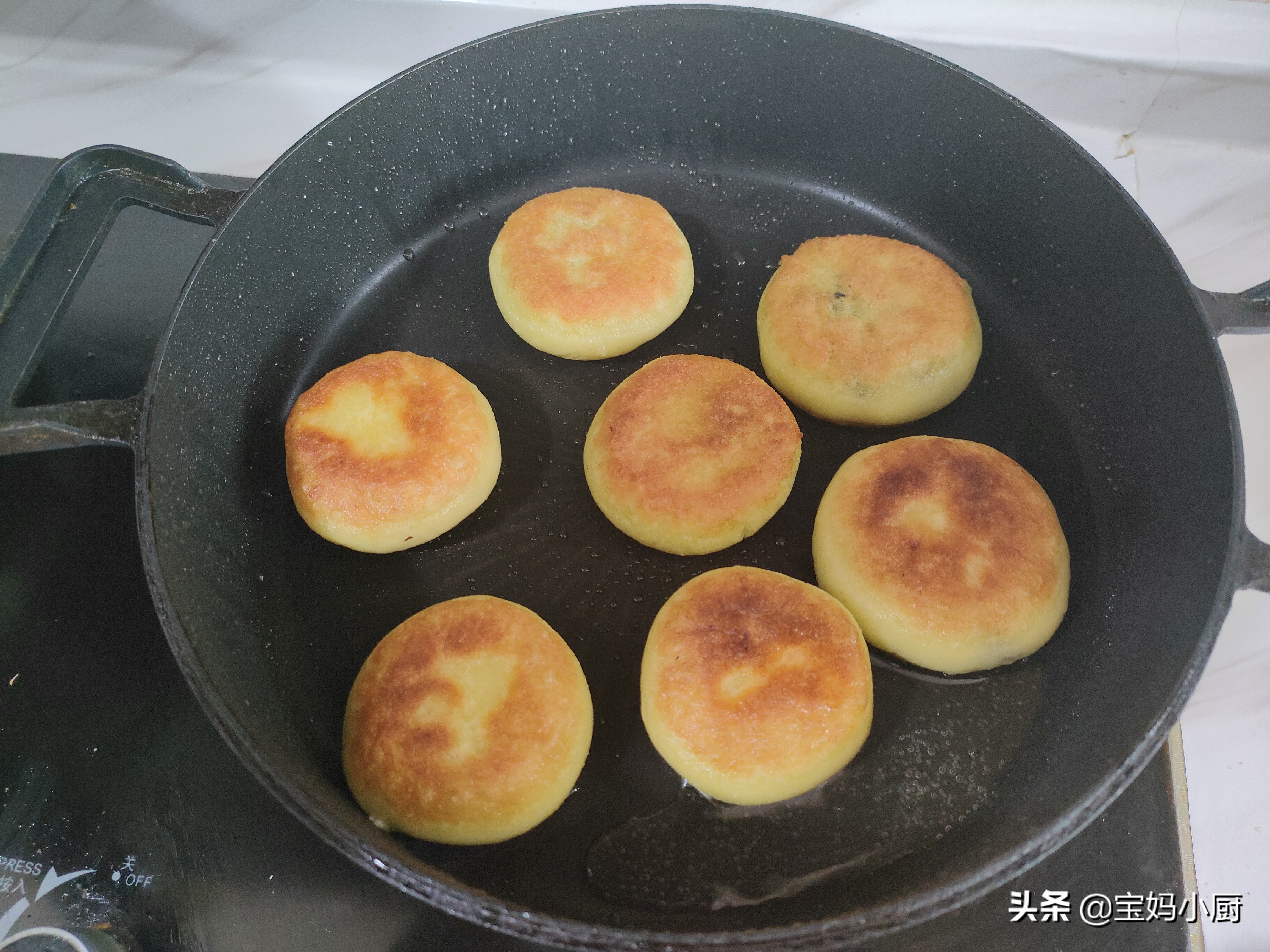 玉米面和它一起烙饼，软软糯糯的还好吃，做法简单，营养补得足足