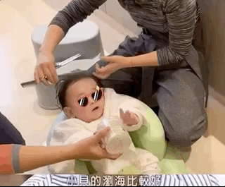 應采兒曬二胎理髮視頻，五人圍繞陣仗大，HoHo活潑好動超可愛