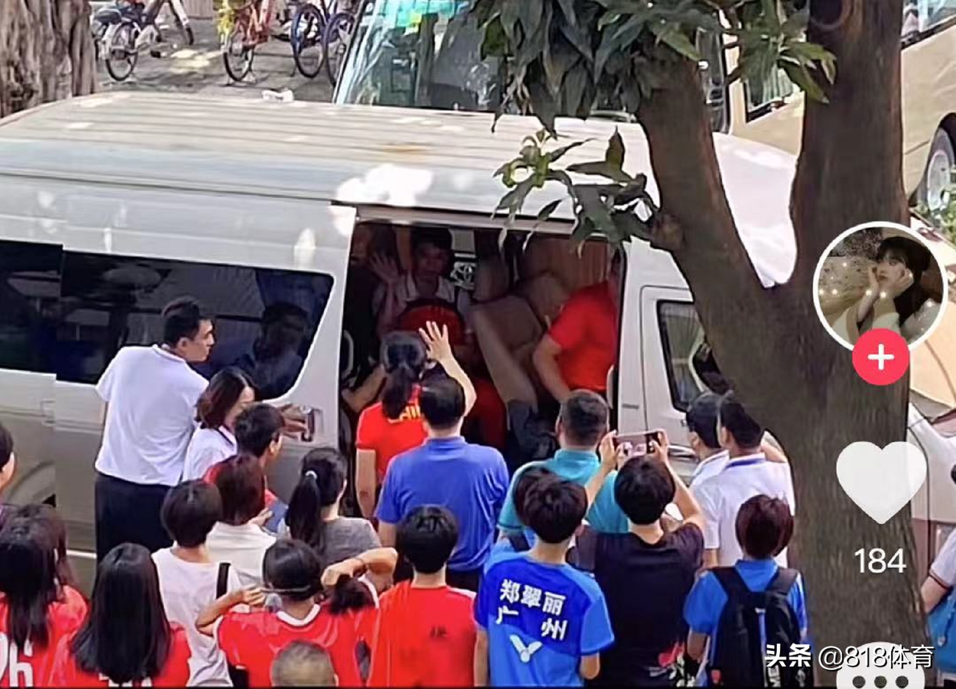 万人迷!全红婵回母校被男女足队员追星,询问何教练给大家一一签名