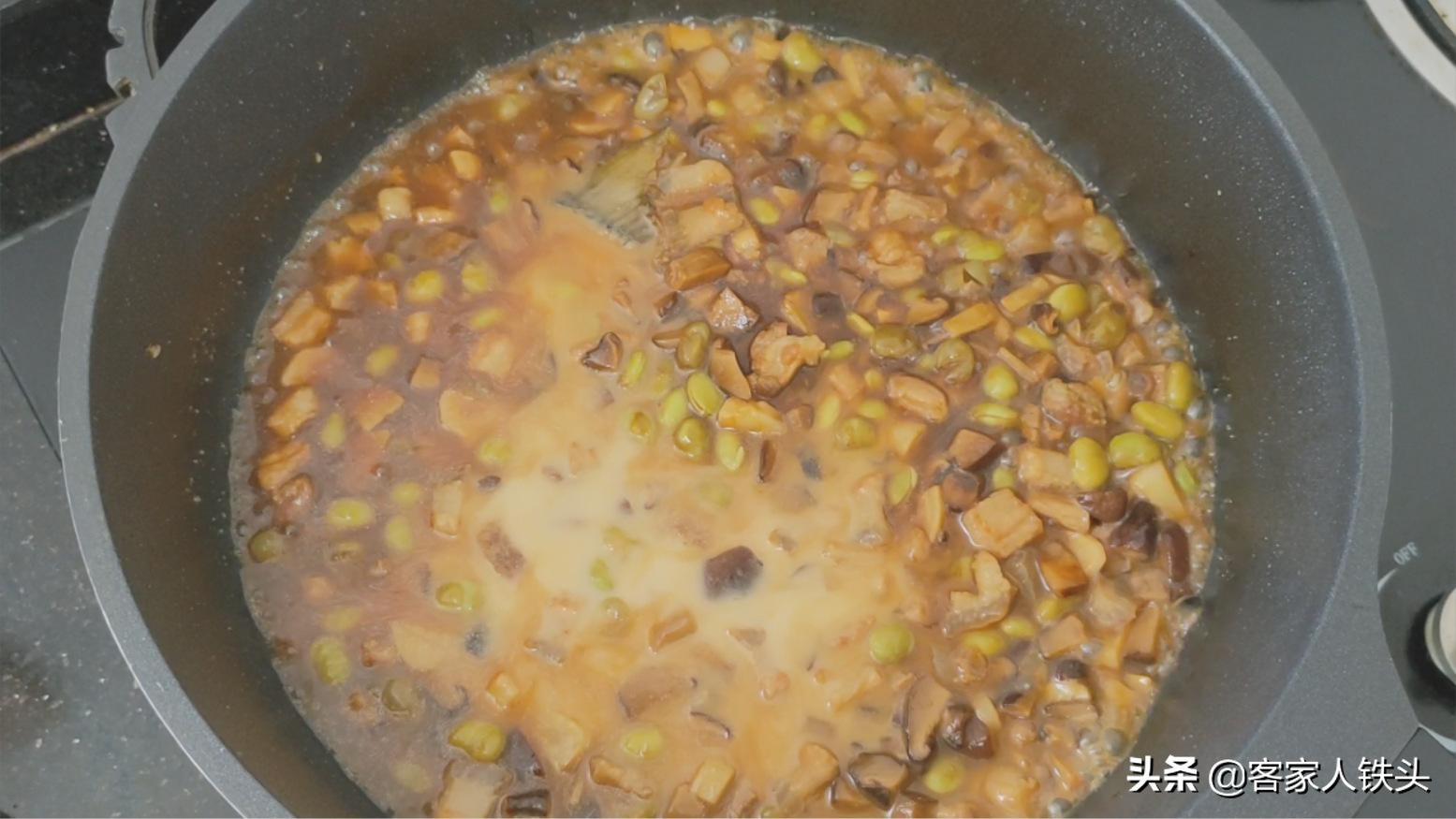 广东人吃海鲜有一套，这样搭配做一盘，上桌连汁都吃不剩，真下饭