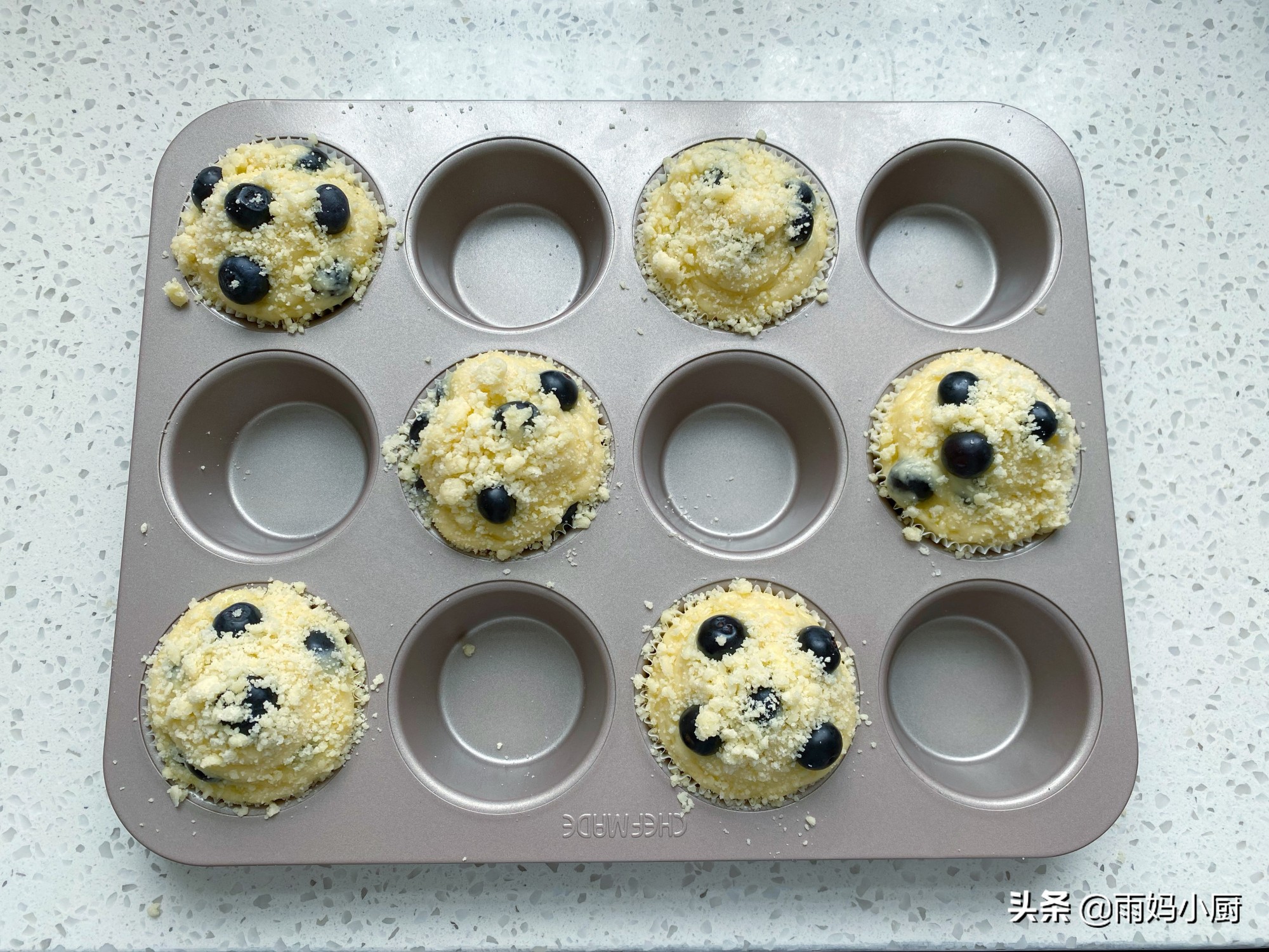 10分钟搞定，爆浆蓝莓麦芬蛋糕，外酥里软又美味，秒杀蛋糕店