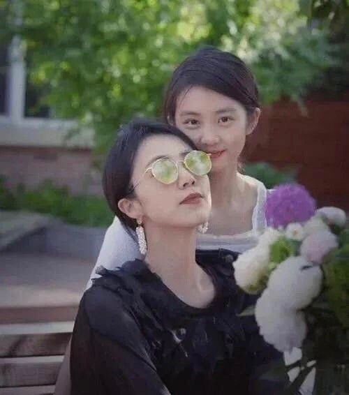 多多長大了！ 與孫莉戴墨鏡合照難辨別，捨棄成熟風改穿白衣顯清純