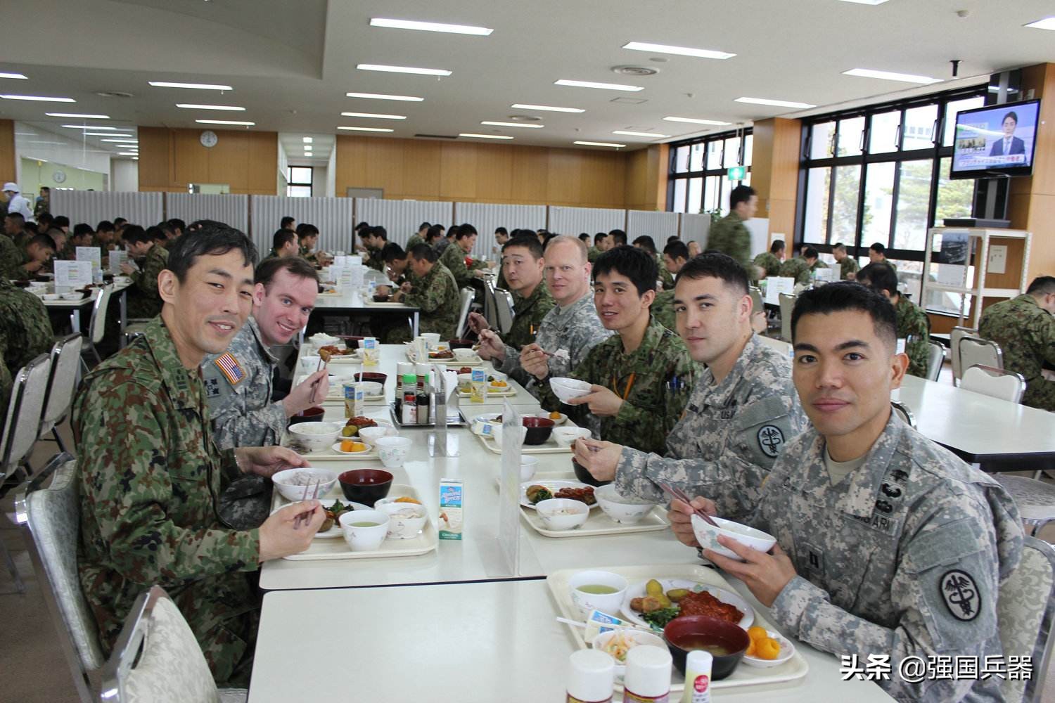 堂堂美军竟然持刀打劫，抢走冲绳民众700万，官方：严正抗议