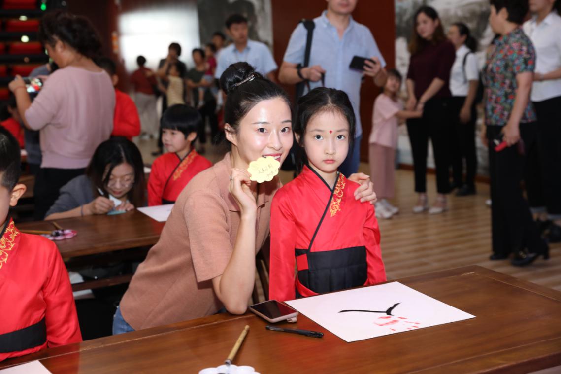 翩翩少年，這廂有禮！德州陽光未來外國(guó)語學(xué)校開學(xué)典禮韻味濃