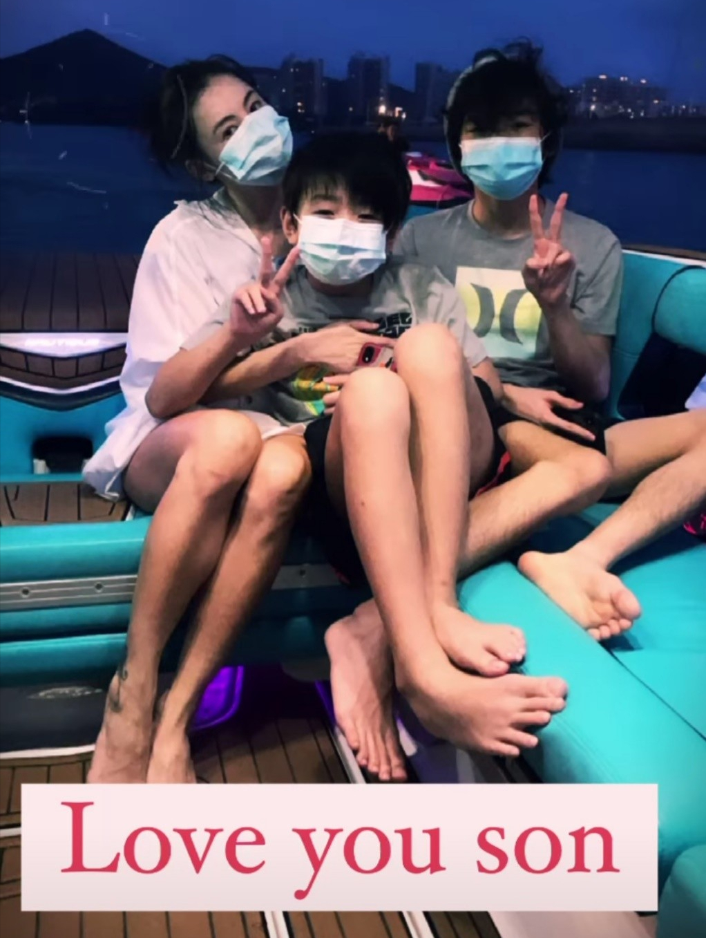 張柏芝曬合影，兩個兒子開心比耶，母子三人清一色大長腿太出眾