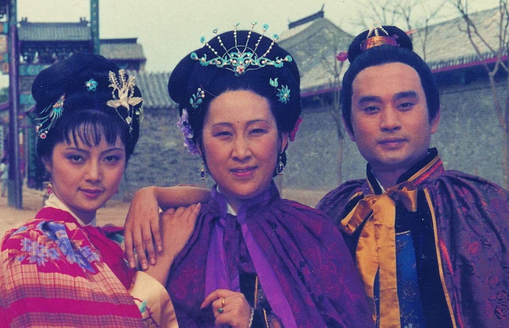 《红楼梦》里的薛蟠，不呆也不傻，遇见她才真