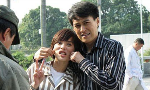 她是赵薇同学，因拍吻戏遭富豪老公抛弃离婚，二婚嫁靳东宠成公主