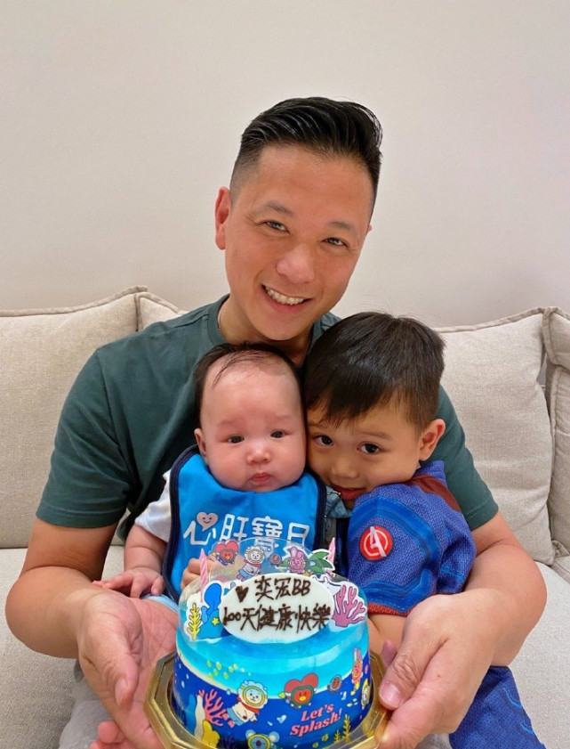 胡杏儿老公晒仨儿子时隔三个月团聚，奕霆奕霖争相亲吻弟弟超有爱