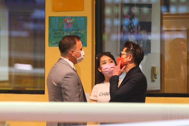 郭富城夫婦十指緊扣現身馬場，方媛全身名牌加持，望夫眼超有愛