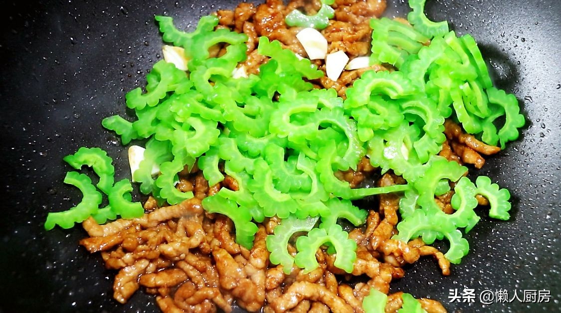 苦瓜炒肉絲，教你一招，肉絲又嫩又滑，一點都不柴