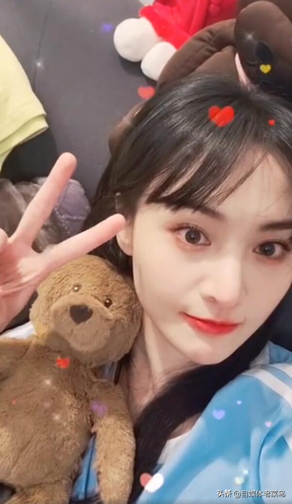 郑爽的海报曝光，“泡面头”造型好减龄，看起