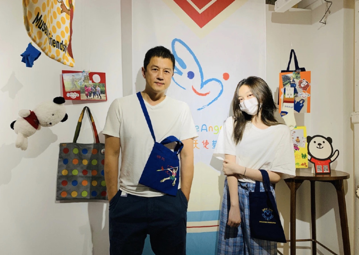 李亚鹏父女办公益筹善款，李嫣身高出众，和爸爸只有半个头的距离