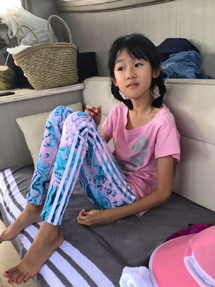 陆毅女儿愈发像鲍蕾，贝儿12岁腿真瘦成筷子！肉都长爸爸身上了