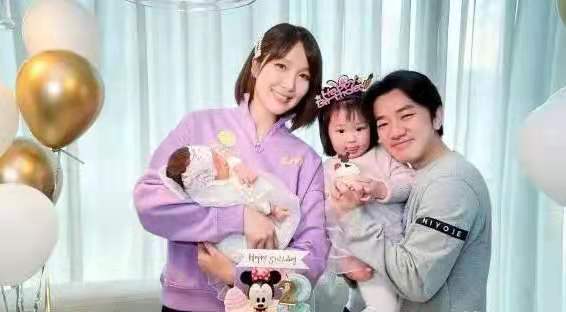 王祖藍二胎女兒滿月照火了，眉眼清秀，像極了爸爸，好可愛