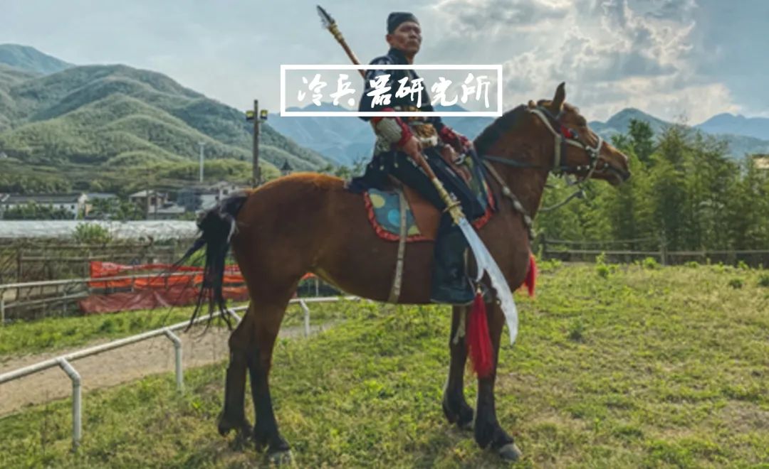 挨上偃月刀只有死路一条？罗贯中真没吹，马上