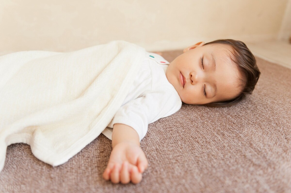 Is it really good for a baby to sleep in socks?What are the benefits of
