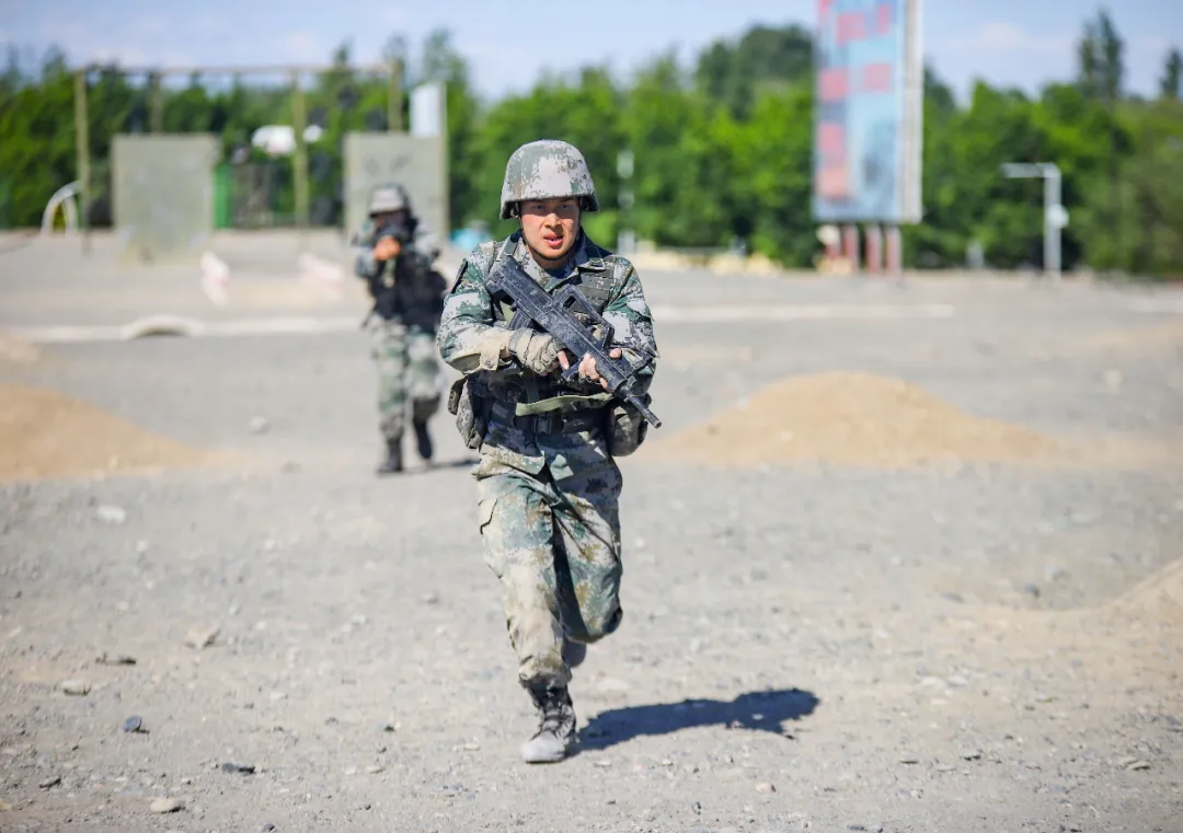 “這身軍裝我還沒穿夠！”下士退伍2年后，再次參軍當(dāng)新兵
