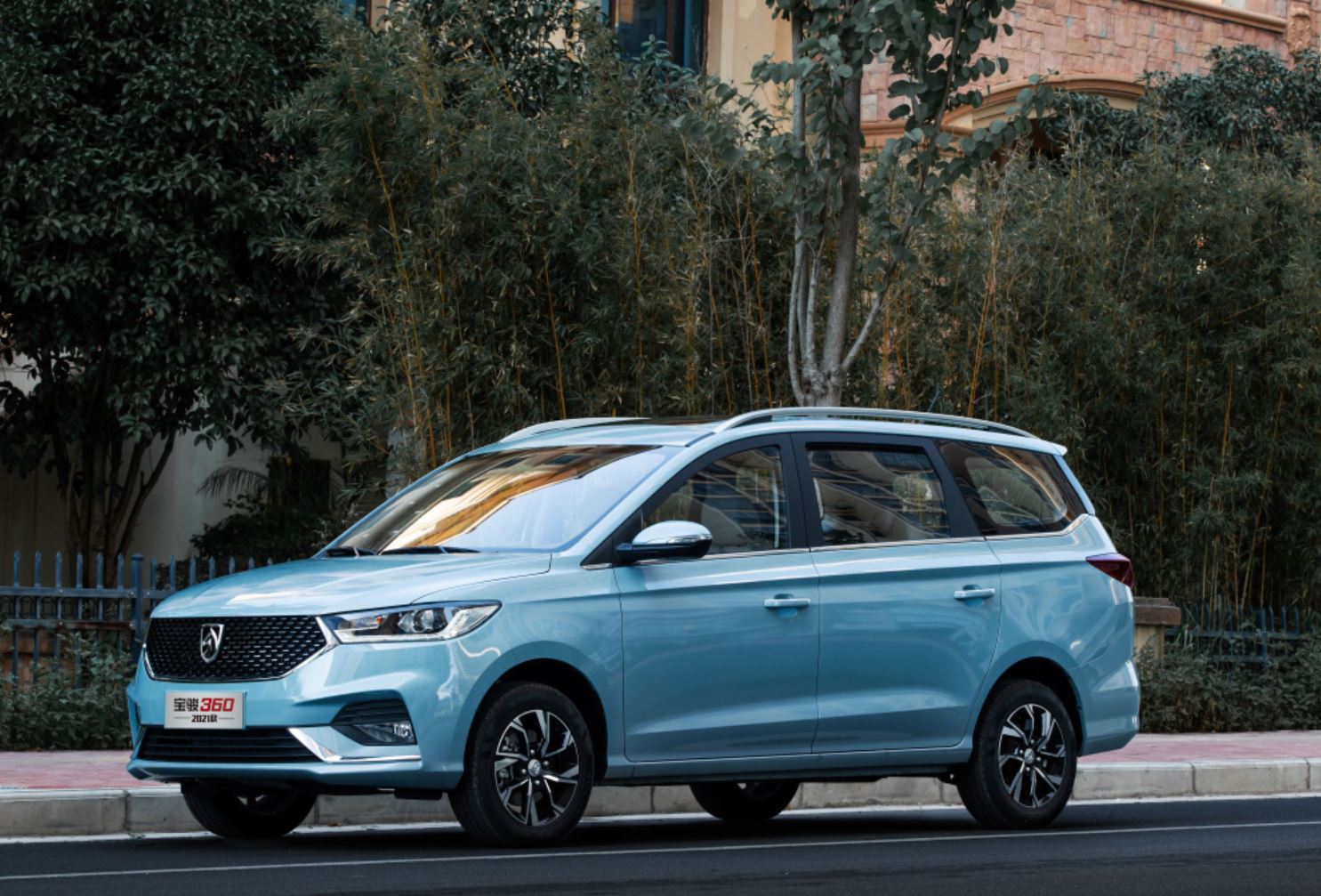 How to choose a practical and fuel-efficient MPV?These two models of ...