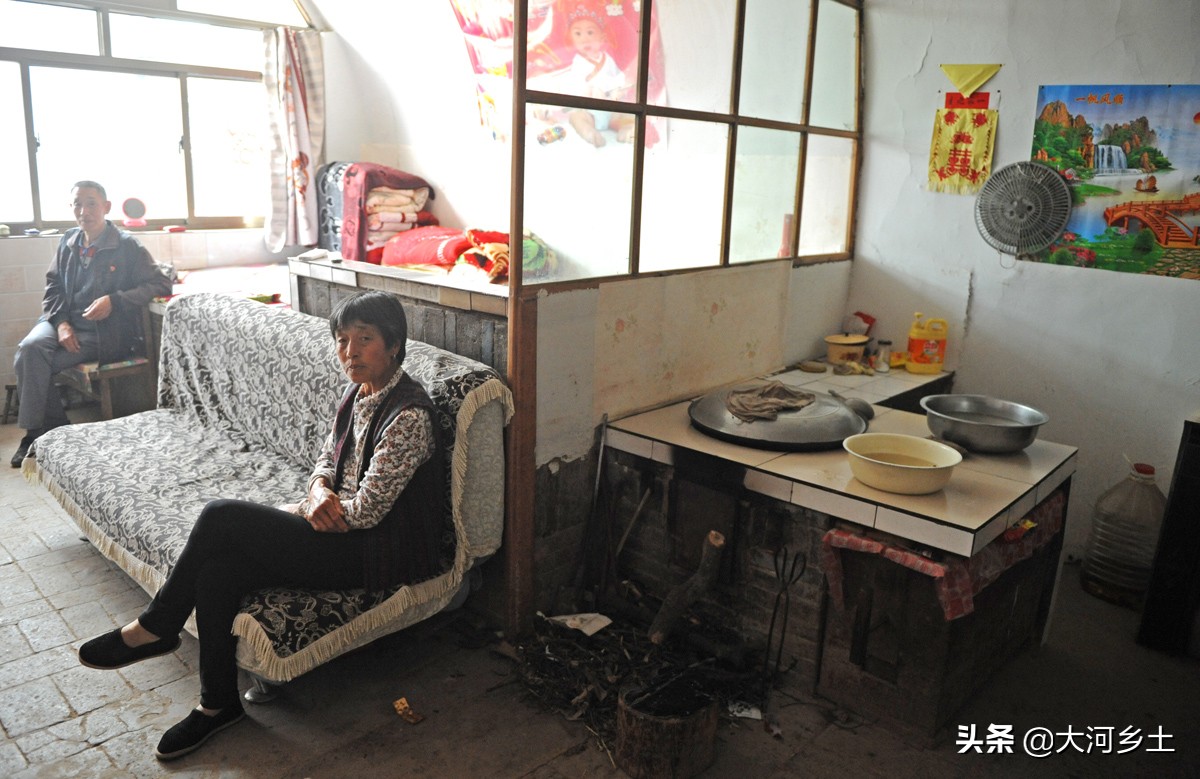 6旬夫妻图安静居山中窑洞，长3.6米土炕吸睛，挤挤可睡10人