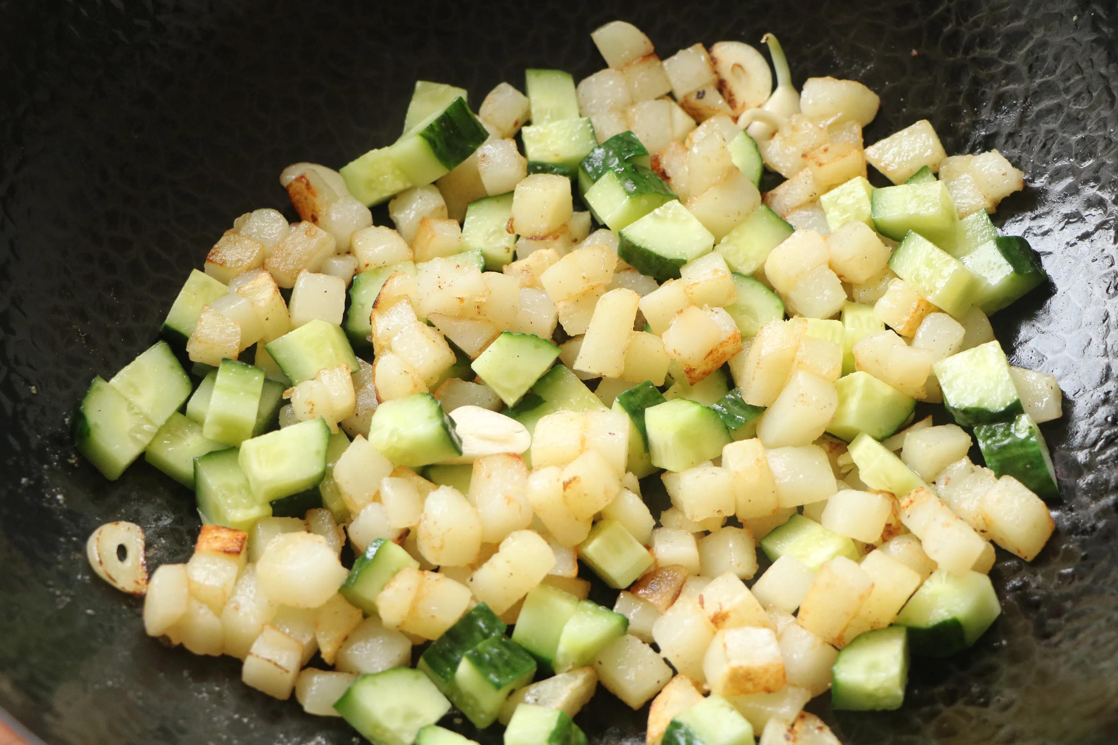 這3樣食材一起炒太下飯了，鮮香味美，低油低脂，2碗米飯不過癮