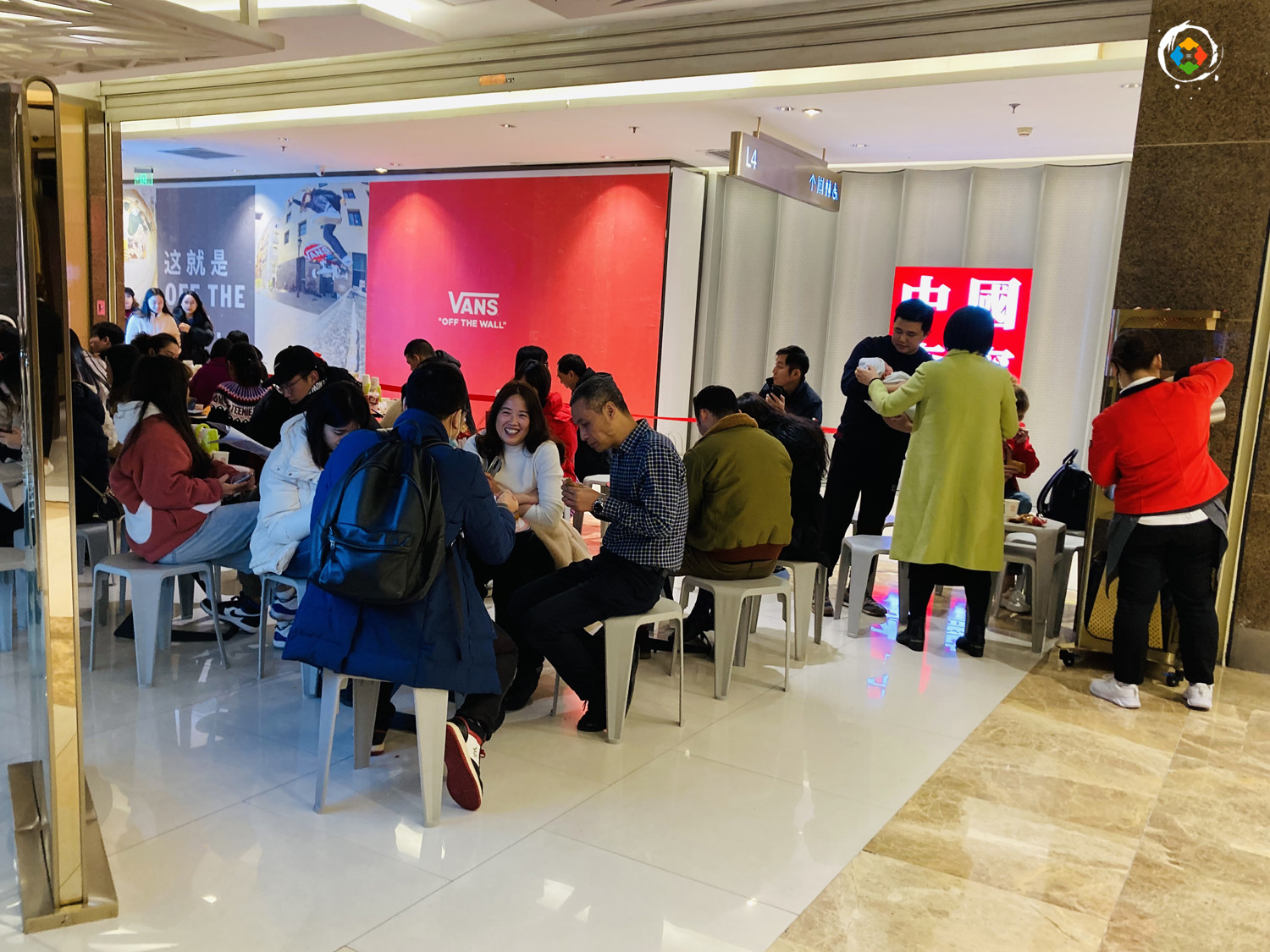 重庆人真的不吃海底捞吗？大量市民排队等位，本地人都被辣到不行