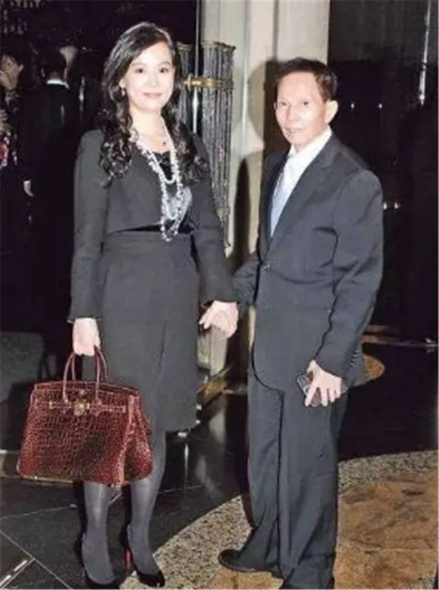 2001年，刘家良为给小30岁娇妻惊喜，突袭回家3分钟后男领导坠亡