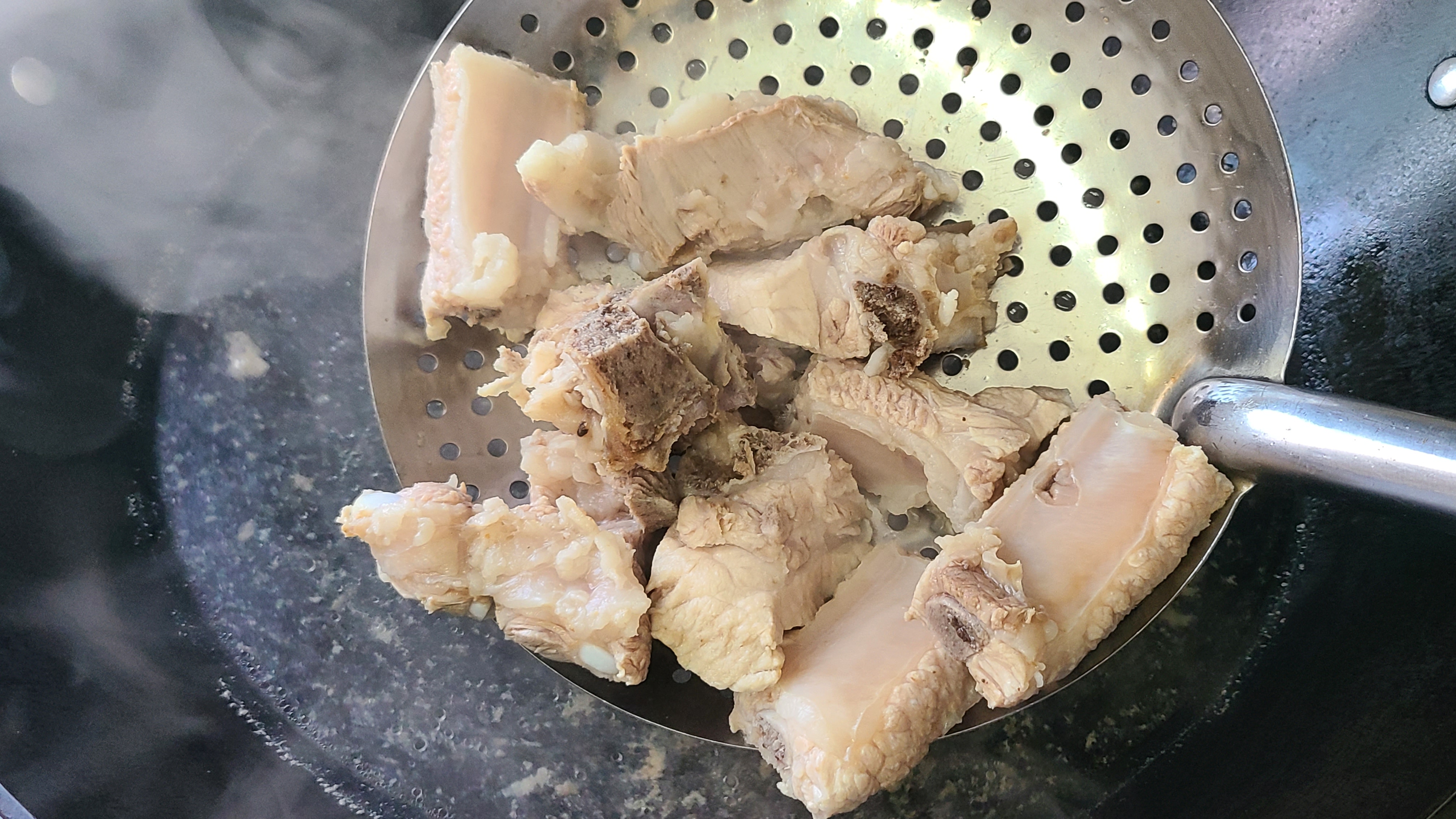 酸梅排骨，广东人做出来就是好吃，味道特别又开胃，太下饭