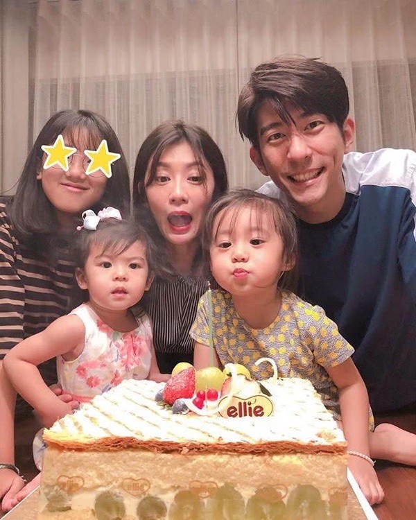 賈靜雯和仨女兒搞怪，4個美女咘咘眼睛居然最小，波妞缺牙張嘴笑