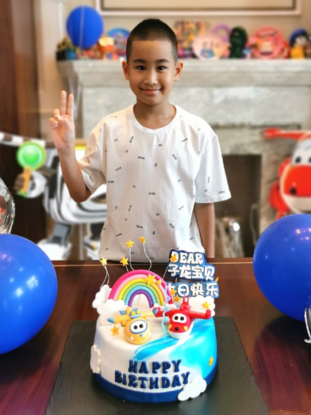 赵文卓夫妇庆儿子满10岁，13岁大女儿身高超妈妈，一家五口好有爱